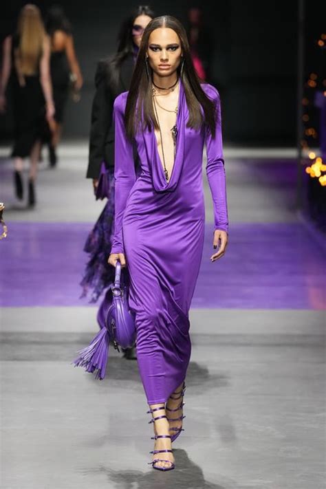 sfilata versace gonna lunga blu elettrico|Vestiti Primavera Estate 2023: le tendenze dalla sfilata Versace.